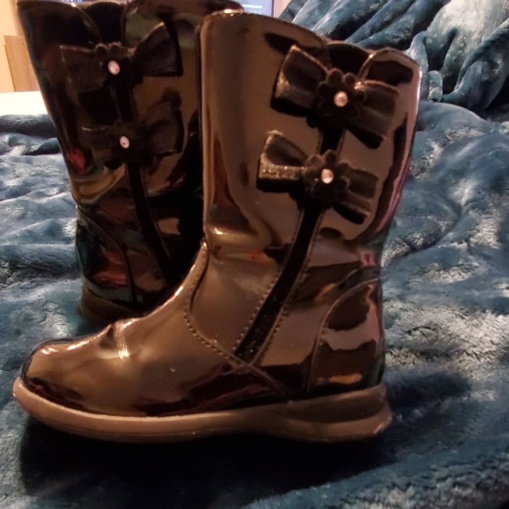 RacheL sHoeS size 6 toddler